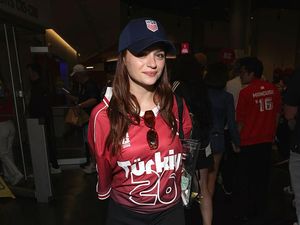 Gaya Joey King Nonton Piala Dunia Curi Atensi, Pakai Jersey Turki, Topi USA