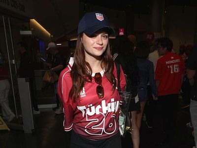 Gaya Joey King Nonton Piala Dunia Curi Atensi, Pakai Jersey Turki, Topi USA
