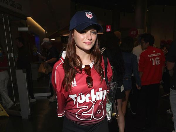 Gaya Joey King Nonton Piala Dunia Curi Atensi, Pakai Jersey Turki, Topi USA