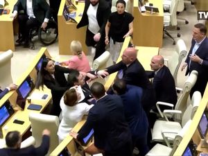 Video: Momen Sidang Parlemen di Georgia Berakhir Adu Jotos