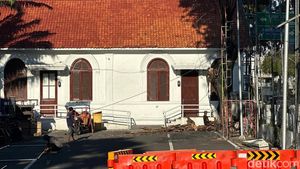 Kondisi Pintu Masuk Gedung Grahadi Sisi Timur Usai Demontrasi