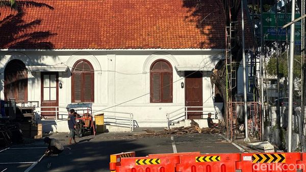 Kondisi Pintu Masuk Gedung Grahadi Sisi Timur Usai Demontrasi