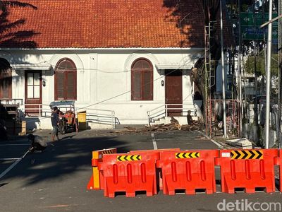 Kondisi Pintu Masuk Gedung Grahadi Sisi Timur Usai Demontrasi
