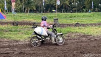 Puluhan Rider Adu Cepat Balap Motor Manol di Banyuwangi