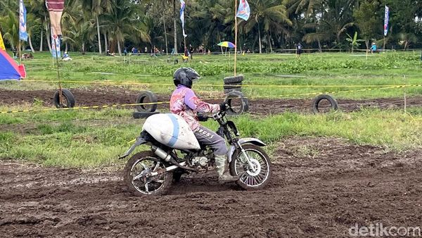 Puluhan Rider Adu Cepat Balap Motor Manol di Banyuwangi