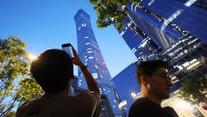 Penampakan Gedung Tertinggi di Beijing yang Ditabrak Pesawat