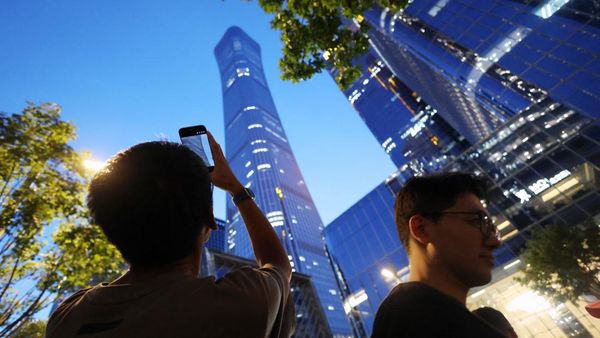 Penampakan Gedung Tertinggi di Beijing yang Ditabrak Pesawat