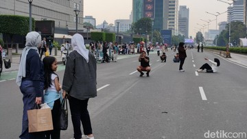Warga Berburu Selfie saat Penutupan Jl Thamrin-Sudirman Jelang Puncak HUT DKI