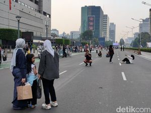 Warga Berburu Selfie Saat Penutupan Jl Thamrin-Sudirman Jelang Puncak HUT DKI