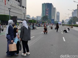 Warga Berburu Selfie Saat Penutupan Jl Thamrin-Sudirman Jelang Puncak HUT DKI