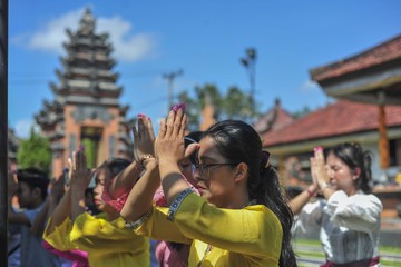 Persembahyangan Hari Raya Kuningan di Pura Jambi