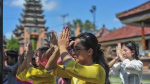 Persembahyangan Hari Raya Kuningan di Pura Jambi