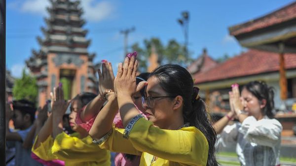 Persembahyangan Hari Raya Kuningan di Pura Jambi