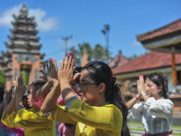 Persembahyangan Hari Raya Kuningan di Pura Jambi