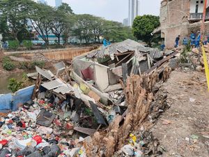 Retakan, Suara Gemeretak, Lalu Ambruk! Begini Detik-detik Rumah di Benhil Roboh