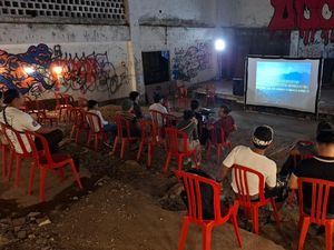 Nostalgia Era 90-an, Eks Bioskop Tabanan Kembali Hidup lewat Layar Tancap