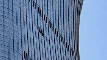 Pesawat Tabrak Gedung Tertinggi di Beijing, Kecelakaan atau Disengaja?