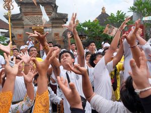 Tradisi Mesuryak Meriahkan Hari Raya Kuningan di Bali