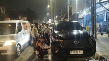 Dishub Cabut Pentil Mobil-mobil Parkir Liar di Jl Minangkabau Jaksel