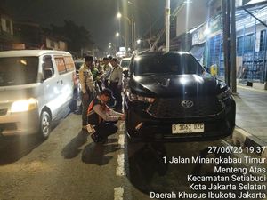 Dishub Cabut Pentil Mobil-mobil Parkir Liar di Jl Minangkabau Jaksel