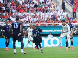 Muslera Blunder Lagi! Uruguay Kalah dari Spanyol, Warganet Geleng Kepala