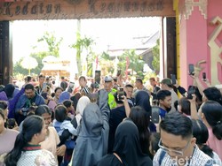Warga Rela Berdesakan hingga Naik Tembok demi Lihat Jokowi di Bandar Lampung