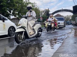 Banjir Rendam Pintu Masuk Desa Kamasan, Sampah di Drainase Jadi Biang Kerok