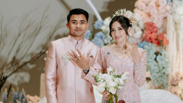 Foto Lamaran Asnawi Mangkualam-Yuriska Patricia, Serasi Berbusana Pink Pastel