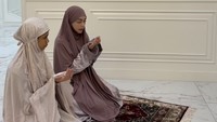 Masyaallah, Pesan Mendalam Celine Evangelista Ajarkan Anak Salat