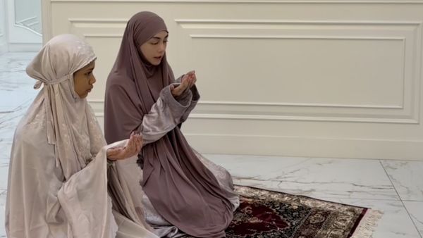 Masyaallah, Pesan Mendalam Celine Evangelista Ajarkan Anak Salat