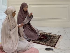 Masyaallah, Pesan Mendalam Celine Evangelista Ajarkan Anak Salat