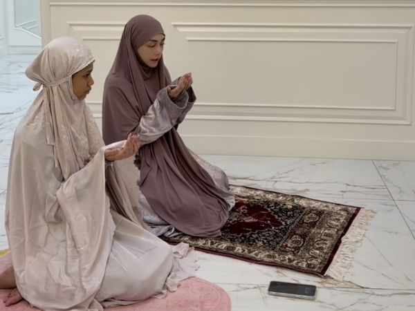 Masyaallah, Pesan Mendalam Celine Evangelista Ajarkan Anak Salat