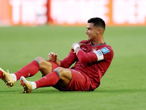 Kisah di Balik Sepatu Emas Langka Ronaldo yang Mendadak Diganti Sepatu Pink