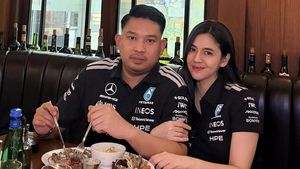 Resmi Tunangan, Ini Momen DJ Una Makan Bareng Kekasih hingga Keluarganya