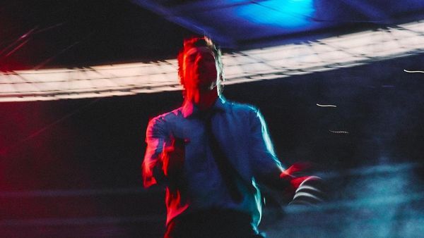 Momen Saat Harry Styles Tersedak Air di Panggung