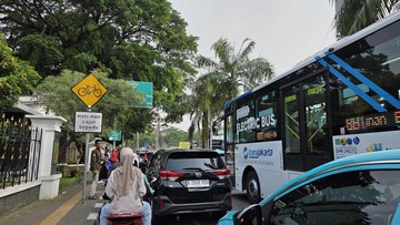 Jalan ke TM Ragunan Macet Sore Ini, Antrean Kendaraan Capai 1,5 Km