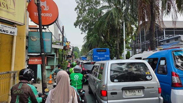 Jalan menuju gerbang TM Ragunan macet.