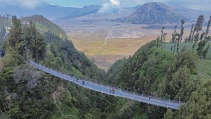 Jembatan Kaca Seruni Point Bromo Resmi Dibuka