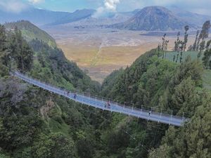 Jembatan Kaca Seruni Point Bromo Resmi Dibuka