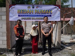 Kado Hari Bhayangkara, Polres Bojonegoro Bedah Rumah Reot Milik Paini