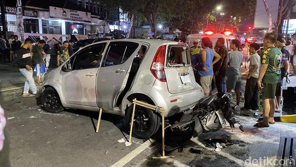 Penampakan Ngerinya Laka Beruntun di Semarang, Ada Motor Nyungsep Kolong Mobil