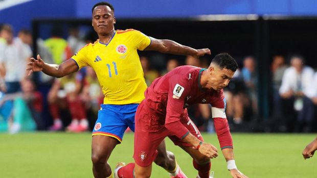 Soccer Football - FIFA World Cup 2026 - Group K - Colombia v Portugal - Miami Stadium, Miami Gardens, Florida, U.S. - June 27, 2026 Colombia's Jhon Arias fouls Portugal's Cristiano Ronaldo IMAGN IMAGES via Reuters/Sam Navarro