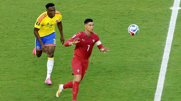 Soccer Football - FIFA World Cup 2026 - Group K - Colombia v Portugal - Miami Stadium, Miami Gardens, Florida, U.S. - June 27, 2026 Portugal's Cristiano Ronaldo in action with Colombia's Jhon Lucumi REUTERS/Amanda Perobelli
