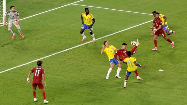 Soccer Football - FIFA World Cup 2026 - Group K - Colombia v Portugal - Miami Stadium, Miami Gardens, Florida, U.S. - June 27, 2026 Portugal's Cristiano Ronaldo in action with Colombia's Santiago Arias and Jhon Arias as he shoots at goal REUTERS/Amanda Perobelli