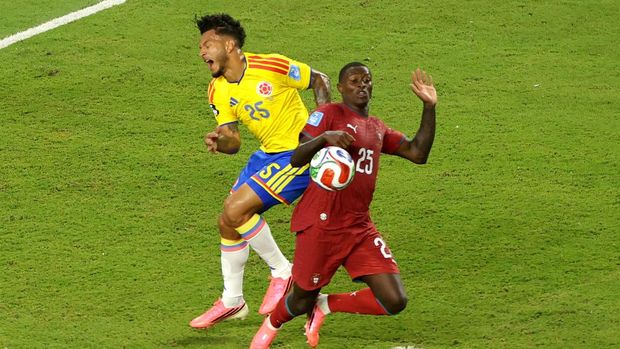 Soccer Football - FIFA World Cup 2026 - Group K - Colombia v Portugal - Miami Stadium, Miami Gardens, Florida, U.S. - June 27, 2026 Colombia's Luis Suarez in action with Portugal's Nuno Mendes REUTERS/Amanda Perobelli