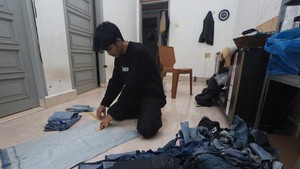Kreatif! Limbah Jeans Disulap Jadi Tas hingga Sepatu Bernilai Jual