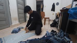 Kreatif! Limbah Jeans Disulap Jadi Tas hingga Sepatu Bernilai Jual