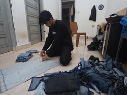 Kreatif! Limbah Jeans Disulap Jadi Tas hingga Sepatu Bernilai Jual