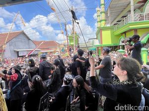 Bule Asal Amerika Serikat Terpukau Tradisi Kebo-keboan Banyuwangi