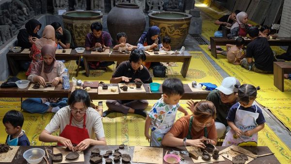 Libur Sekolah, Anak Belajar Membuat Kerajinan Tanah Liat